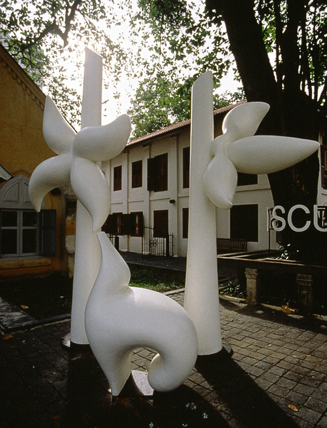 Paradiso, 2000, sculpture by Adrian Mauriks.
