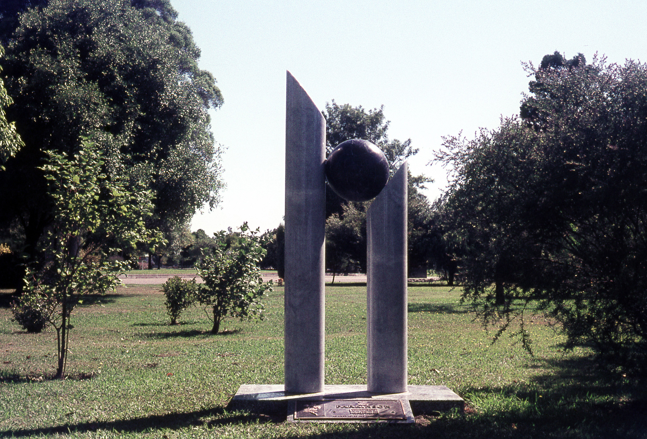 Interrupted Continuation, 1972. A sculpture by Adrian Mauriks.